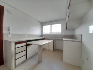 Casa com 273m², 4 dormitórios no bairro Praia de Belas em Porto Alegre para Alugar