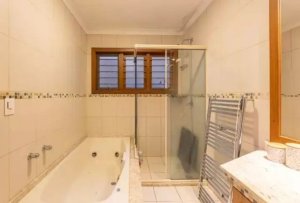 Casa com 269m², 4 dormitórios no bairro Vila Jardim em Porto Alegre para Alugar