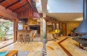 Casa com 269m², 4 dormitórios no bairro Vila Jardim em Porto Alegre para Alugar