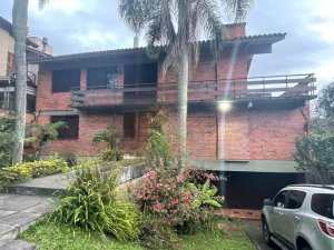 Casa com 230m², 3 dormitórios no bairro Santa Tereza em Porto Alegre para Alugar
