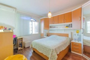 Casa com 248m², 4 dormitórios no bairro Partenon em Porto Alegre para Alugar