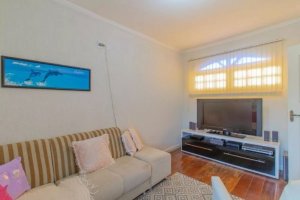 Casa com 248m², 4 dormitórios no bairro Partenon em Porto Alegre para Alugar