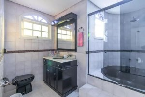 Casa com 248m², 4 dormitórios no bairro Partenon em Porto Alegre para Alugar