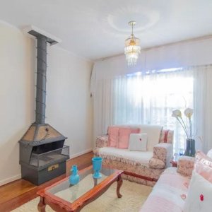 Casa com 248m², 4 dormitórios no bairro Partenon em Porto Alegre para Alugar