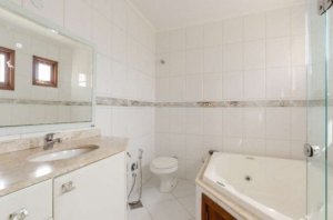 Casa com 290m², 4 dormitórios no bairro Camaquã em Porto Alegre para Alugar