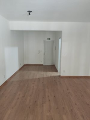 Salas/Conjuntos com 40m² no bairro Navegantes em Porto Alegre para Alugar