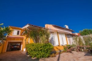 Casa com 290m², 4 dormitórios no bairro Espirito Santo em Porto Alegre para Alugar