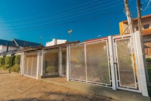 Casa com 290m², 4 dormitórios no bairro Espirito Santo em Porto Alegre para Alugar