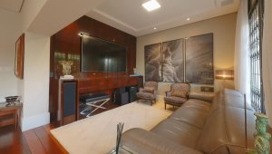 Casa com 554m², 3 dormitórios no bairro Vila Assunção em Porto Alegre para Alugar