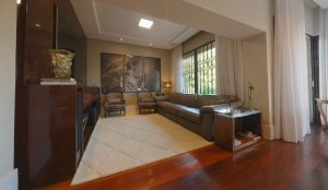 Casa com 554m², 3 dormitórios no bairro Vila Assunção em Porto Alegre para Alugar