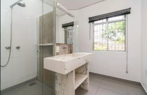 Casa com 218m², 2 dormitórios no bairro Rio Branco em Porto Alegre para Alugar