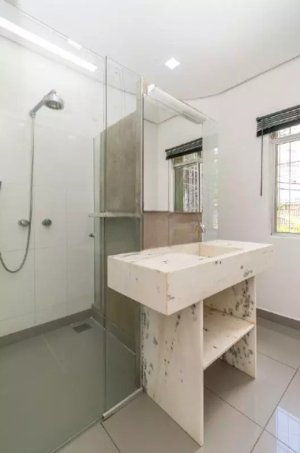 Casa com 218m², 2 dormitórios no bairro Rio Branco em Porto Alegre para Alugar