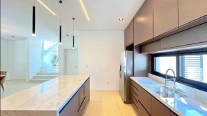 Casa com 340m², 4 dormitórios no bairro Vila Nova em Porto Alegre para Alugar