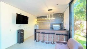 Casa com 340m², 4 dormitórios no bairro Vila Nova em Porto Alegre para Alugar