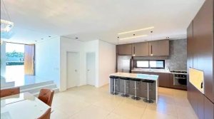 Casa com 340m², 4 dormitórios no bairro Vila Nova em Porto Alegre para Alugar