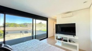 Casa com 340m², 4 dormitórios no bairro Vila Nova em Porto Alegre para Alugar