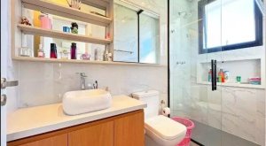 Casa com 340m², 4 dormitórios no bairro Vila Nova em Porto Alegre para Alugar