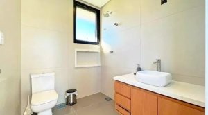 Casa com 340m², 4 dormitórios no bairro Vila Nova em Porto Alegre para Alugar