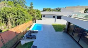 Casa com 340m², 4 dormitórios no bairro Vila Nova em Porto Alegre para Alugar