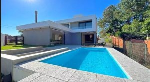 Casa com 340m², 4 dormitórios no bairro Vila Nova em Porto Alegre para Alugar