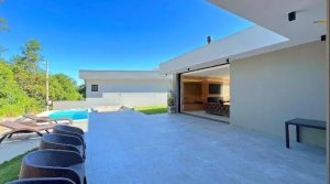 Casa com 340m², 4 dormitórios no bairro Vila Nova em Porto Alegre para Alugar