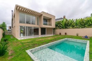 Casa com 340m², 4 dormitórios no bairro Vila Nova em Porto Alegre para Alugar