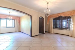 Casa com 270m², 5 dormitórios no bairro Partenon em Porto Alegre para Alugar