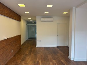 Loja com 371m² no bairro Azenha em Porto Alegre para Alugar