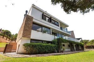 Casa com 493m², 4 dormitórios no bairro Partenon em Porto Alegre para Alugar