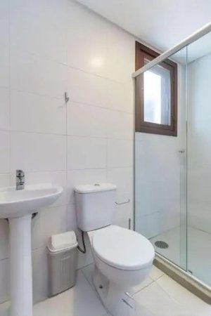 Casa com 493m², 4 dormitórios no bairro Partenon em Porto Alegre para Alugar