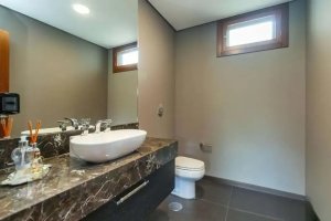 Casa com 493m², 4 dormitórios no bairro Partenon em Porto Alegre para Alugar