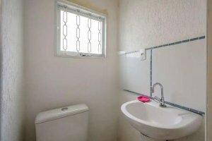 Casa com 180m², 2 dormitórios no bairro Partenon em Porto Alegre para Alugar