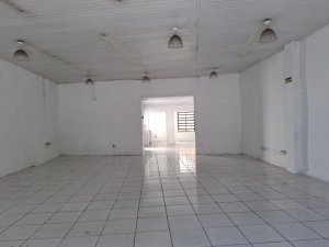 Loja com 131m² no bairro Azenha em Porto Alegre para Alugar