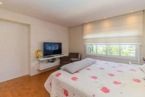 Casa com 233m², 3 dormitórios no bairro Três Figueiras em Porto Alegre para Alugar