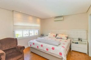 Casa com 233m², 3 dormitórios no bairro Três Figueiras em Porto Alegre para Alugar