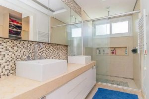 Casa com 233m², 3 dormitórios no bairro Três Figueiras em Porto Alegre para Alugar