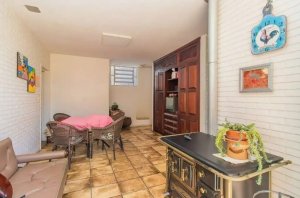 Casa com 233m², 3 dormitórios no bairro Três Figueiras em Porto Alegre para Alugar