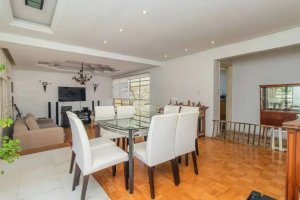 Casa com 233m², 3 dormitórios no bairro Três Figueiras em Porto Alegre para Alugar