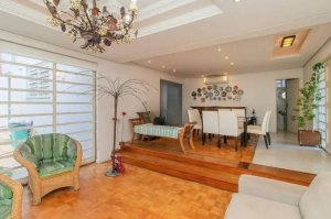 Casa com 233m², 3 dormitórios no bairro Três Figueiras em Porto Alegre para Alugar