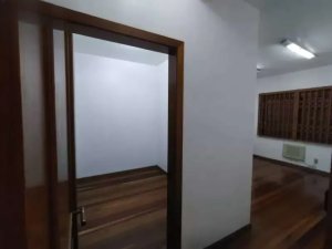 Casa com 420m², 4 dormitórios no bairro Medianeira em Porto Alegre para Alugar
