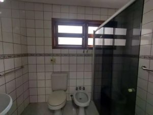 Casa com 420m², 4 dormitórios no bairro Medianeira em Porto Alegre para Alugar