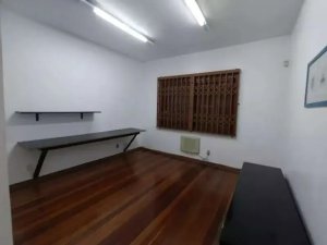 Casa com 420m², 4 dormitórios no bairro Medianeira em Porto Alegre para Alugar
