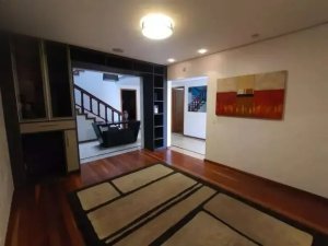 Casa com 420m², 4 dormitórios no bairro Medianeira em Porto Alegre para Alugar