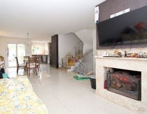 Casa com 171m², 3 dormitórios no bairro Hípica em Porto Alegre para Alugar