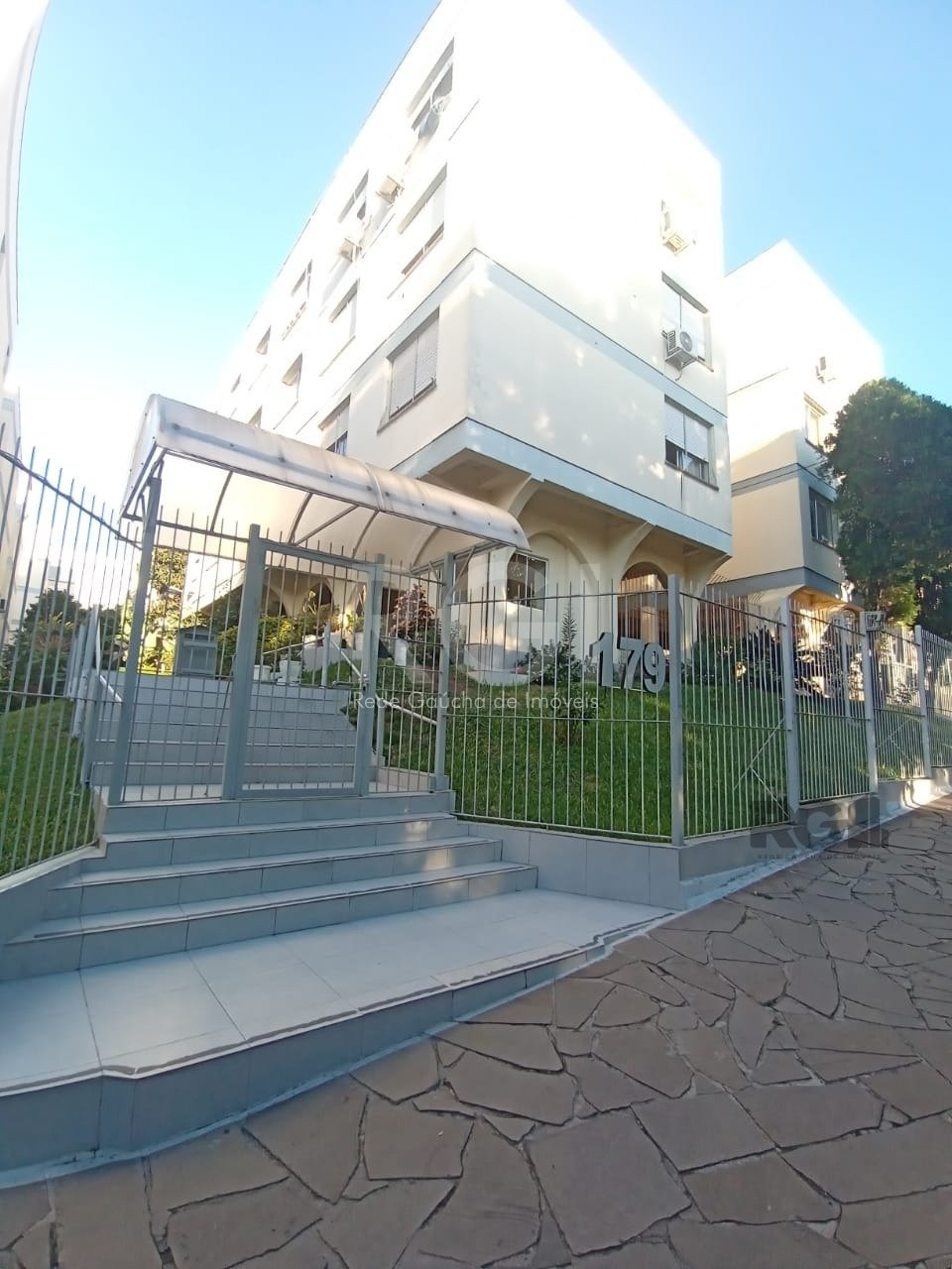 Apartamento com 60m², 2 dormitórios no bairro Santo Antonio em Porto Alegre para Comprar