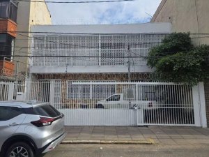 Casa com 450m², 2 dormitórios no bairro Santa Cecília em Porto Alegre para Alugar