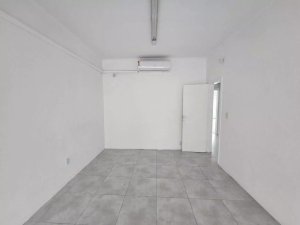 Casa com 450m², 2 dormitórios no bairro Santa Cecília em Porto Alegre para Alugar