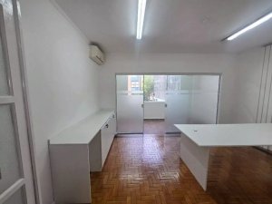 Casa com 450m², 2 dormitórios no bairro Santa Cecília em Porto Alegre para Alugar