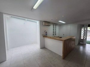 Casa com 450m², 2 dormitórios no bairro Santa Cecília em Porto Alegre para Alugar
