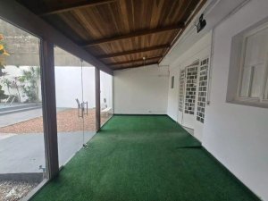 Casa com 450m², 2 dormitórios no bairro Santa Cecília em Porto Alegre para Alugar